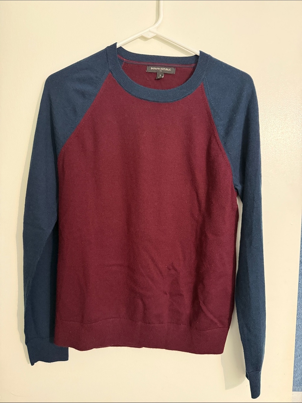 Banana Republic Men's Burgundy and Navy Raglan Crewneck Sweater size small